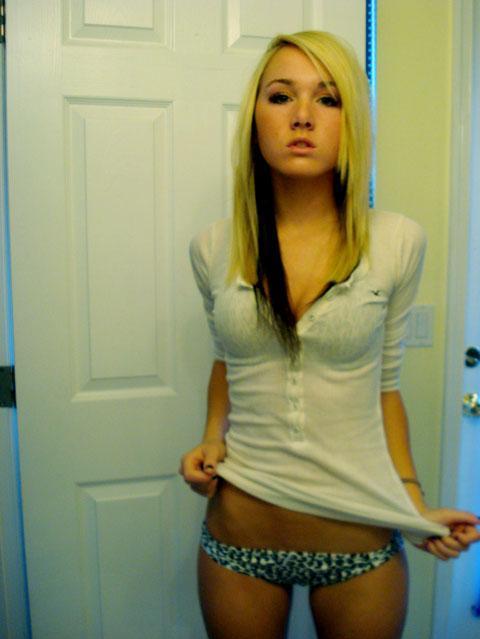 Emo Blonde Blowjob And Handjob - Pictures: Lovely emo blonde teen (18+) in a incredible amateur.. | Blonde  pictures